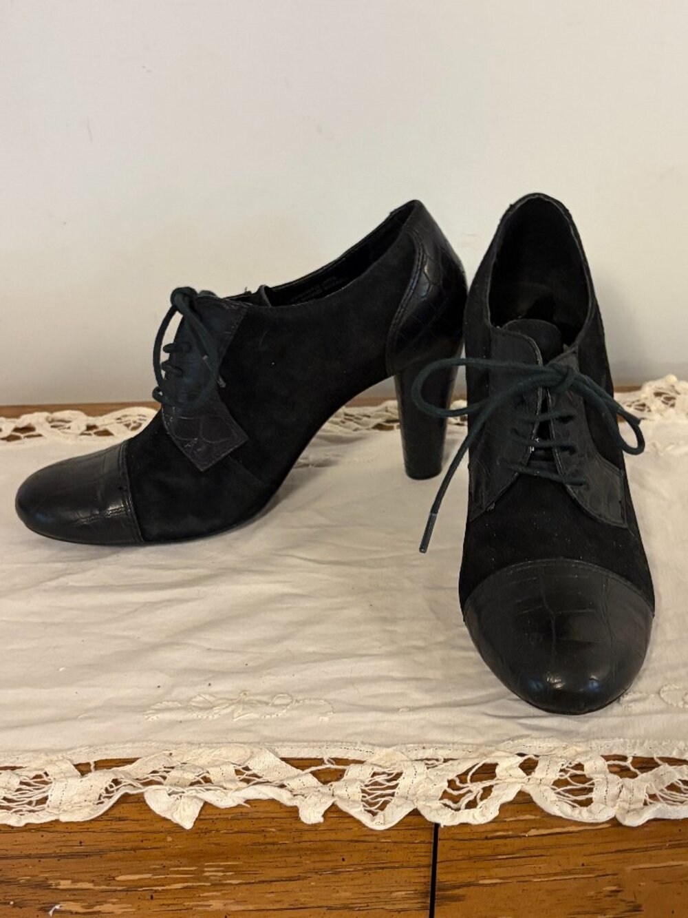 Franco Sarto Women's Size 8.5 Oxford Style Lace Up Chunky Heel Pump. Black